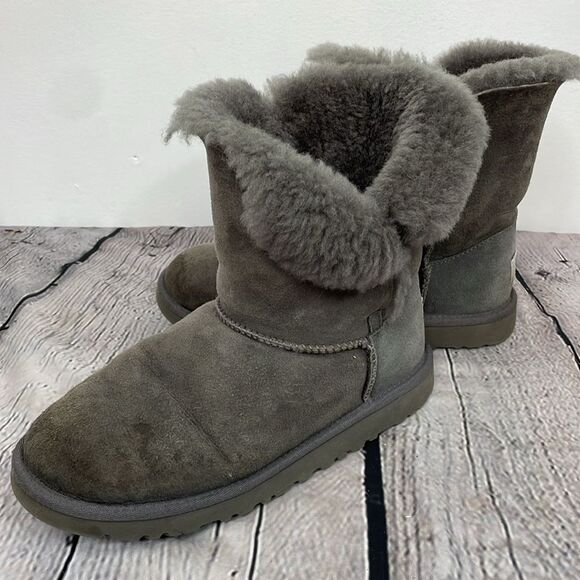 UGG Gray Bailey short Boots size 6 - Picture 1 of 16